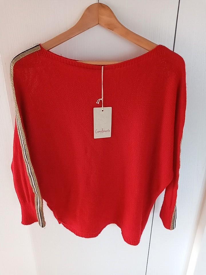 M nieuw, superleuke trui kleur rood met goud/zwart sierband, Kleding | Dames, Truien en Vesten, Nieuw, Maat 38/40 (M), Rood, Ophalen of Verzenden