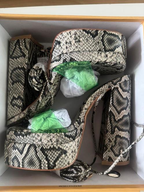 Slangen patroon plateau hakken maat 38 nieuw in de doos, Kleding | Dames, Schoenen, Zo goed als nieuw, Zwart, Ophalen of Verzenden