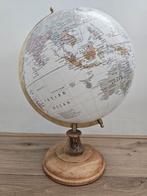 Mooie wereldbol op houten voet, Huis en Inrichting, Woonaccessoires | Wereldbollen, Ophalen, Nieuw