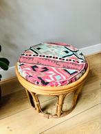 Vintage rotan krukje/poef, Huis en Inrichting, Banken | Voetenbanken en Poefen, Minder dan 50 cm, Gebruikt, Retro vintage krukje