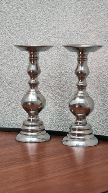 2 zilverkleurige kandelaren 25cm beschikbaar voor biedingen