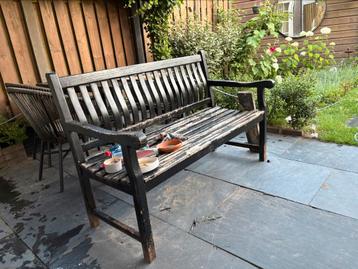Stevige houten tuinbank beschikbaar voor biedingen