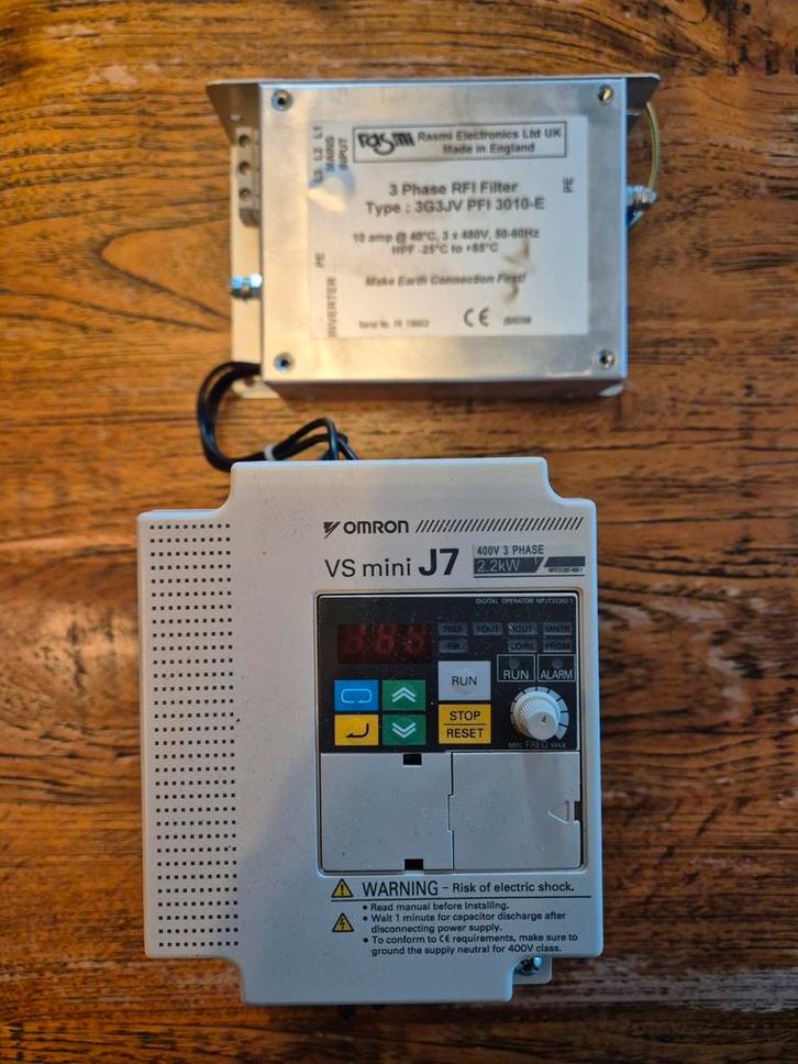 Omron VS mini J7 frequentieregelaar met RFI filter, Hobby en Vrije tijd, Elektronica-componenten, Ophalen of Verzenden
