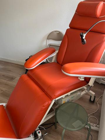 Elektrische behandelstoel met lampje. Functioneert goed . beschikbaar voor biedingen