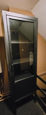 Vitrinekast Staal - Smalle hoge Vitrinekast - glazen deur, Ophalen, 50 tot 100 cm, Zo goed als nieuw, 150 tot 200 cm