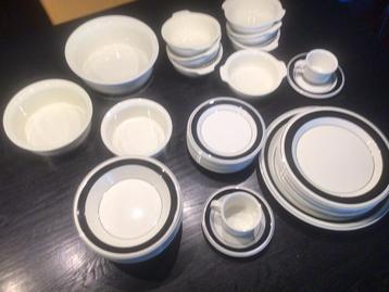 Arabia  Faenza servies beschikbaar voor biedingen