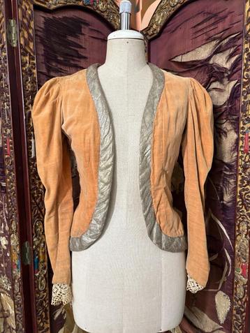 Antiek theater jasje zijdefluweel en goud lamé beschikbaar voor biedingen