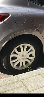 Renault clio IV banden en wieldoppen 15 inch, Ophalen of Verzenden, Zo goed als nieuw