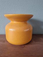 Oker gele geribbelde vaas bloempot van Hema, Minder dan 50 cm, Ophalen of Verzenden, Zo goed als nieuw, Geel