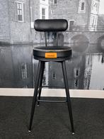 Één gave barkruk - Draaibaar - Met rugleuning - Zwart -, Huis en Inrichting, Barkrukken, Ophalen, Met voetsteun, Zo goed als nieuw