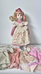 porseleinen pop met extra kleding en standaard, hoogte 47cm, Ophalen of Verzenden, Zo goed als nieuw, Pop