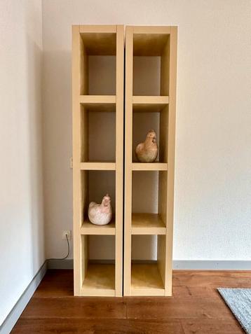 Twee leuke Ikea wandkasten beschikbaar voor biedingen