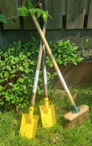 Strand-/ tuinschep & bezem  - set 3 items beschikbaar voor biedingen