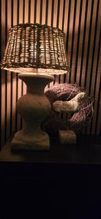 Lamp met rotan kap & stenen paard decoratie, Ophalen of Verzenden