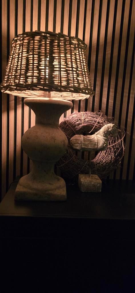 Lamp met rotan kap & stenen paard decoratie, Antiek en Kunst, Antiek | Lampen, Ophalen of Verzenden
