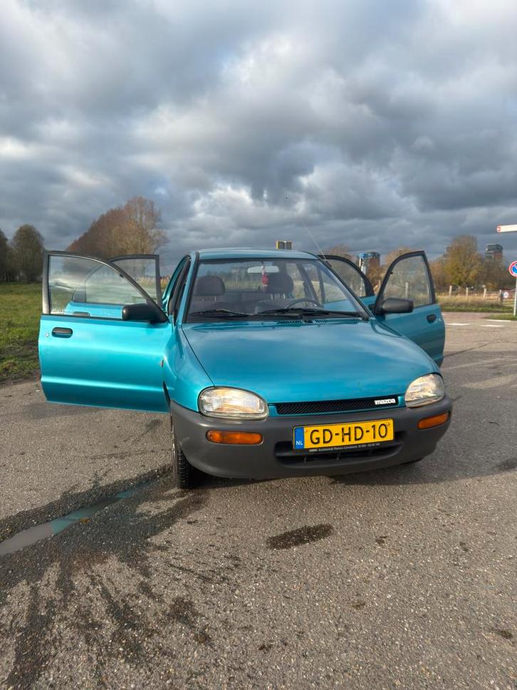 Mazda 121 1.3 I 16V LX E2 1993 Blauw, Auto's, Mazda, Particulier, Benzine, Sedan, Handgeschakeld, Origineel Nederlands, Blauw