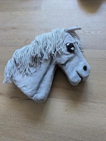 Grijze hobby horse hoofd beschikbaar voor biedingen