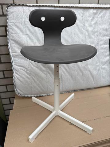 Grijze Bureaukruk beschikbaar voor biedingen