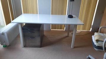 Witte eettafel of bureau beschikbaar voor biedingen