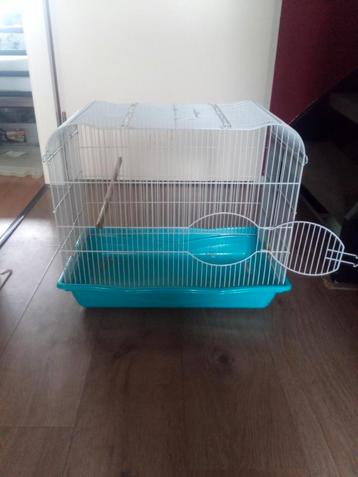 Gebruikte vogelkooi beschikbaar voor biedingen