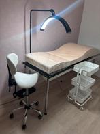 Behandelbank, zadelkruk, trolley, maanlamp en wimpermatras, Ophalen