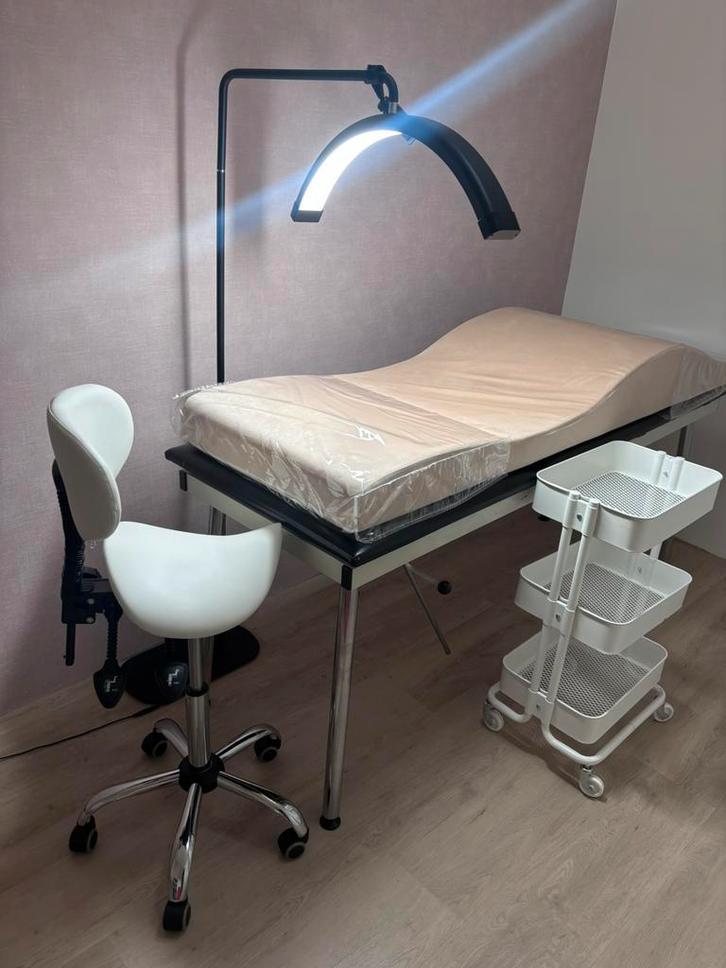 Behandelbank, zadelkruk, trolley, maanlamp en wimpermatras, Huis en Inrichting, Krukjes, Ophalen