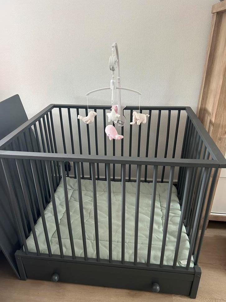 Box antraciet, met lade, verhoging, 2 kleden en boxmobiel, Kinderen en Baby's, Boxen, Gebruikt, Vierkant, In hoogte verstelbaar