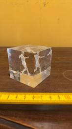 Glas cube met voetballer, Antiek en Kunst, Antiek | Glas en Kristal, Ophalen