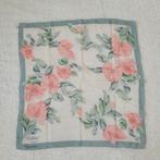 Cacharel Anais Anais floral sjaal 100% zijde 62x64 cm, Cacharel, Ophalen of Verzenden, Zo goed als nieuw, Sjaal