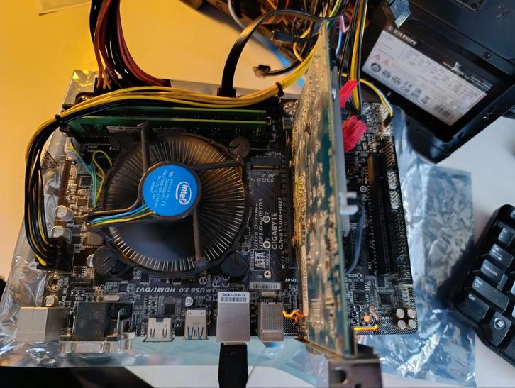 Intel I5 7400 Set - Gigabyte B150M-HD3-CF, Computers en Software, Moederborden, Zo goed als nieuw, Intel, DDR4, Ophalen of Verzenden