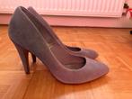 Invito grijze suède pumps - mt 42, Kleding | Dames, Schoenen, Pumps, Ophalen of Verzenden, Invito, Grijs