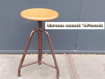Vintage bruine oude in hoogte verstelbare kruk 50 tot 55 cm beschikbaar voor biedingen