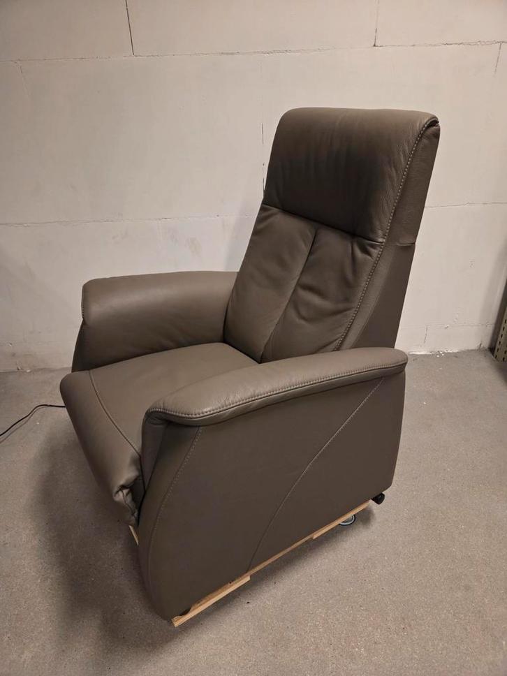 Sta op stoel / opsta stoel leer / leverkleur, Huis en Inrichting, Fauteuils, Leer, 50 tot 75 cm, Minder dan 75 cm, Ophalen