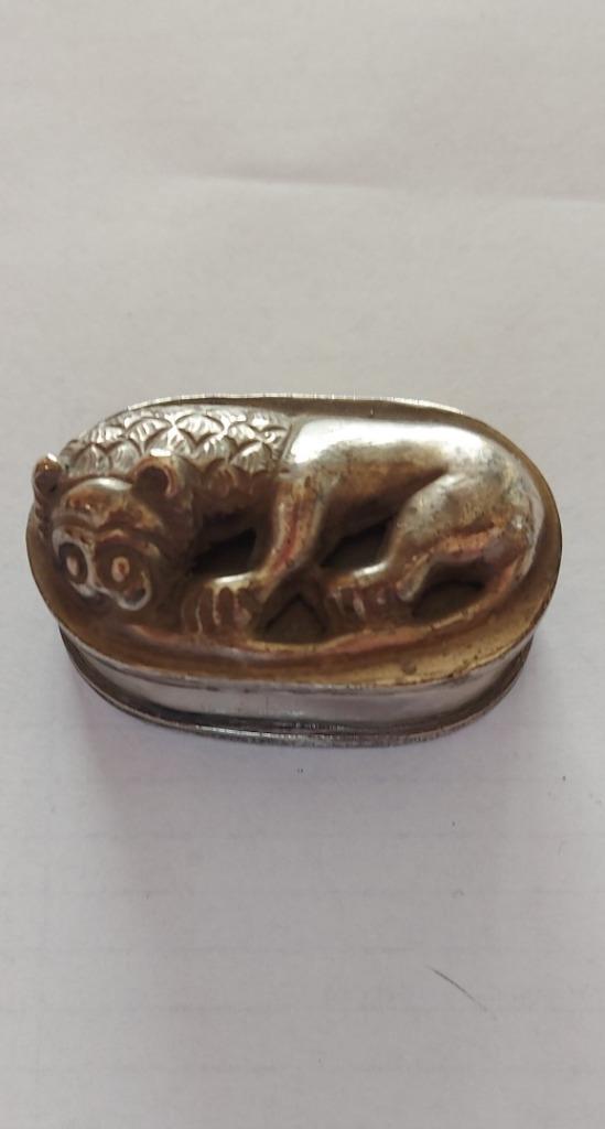 Zilveren doosje met leeuw. Geen keurmerken op de bodem., Antiek en Kunst, Antiek | Goud en Zilver, Zilver, Ophalen of Verzenden