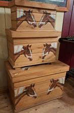 Een set houten kisten met handbeschilderde paarden hoofden, Ophalen