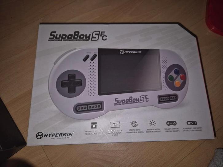 Hyperkin SupaBoy SFC + EverDrive – draagbare SNES console, Spelcomputers en Games, Games | Nintendo Super NES, Nieuw, Overige genres