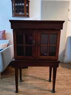 Houten kastje op poten met sleutel, Ophalen