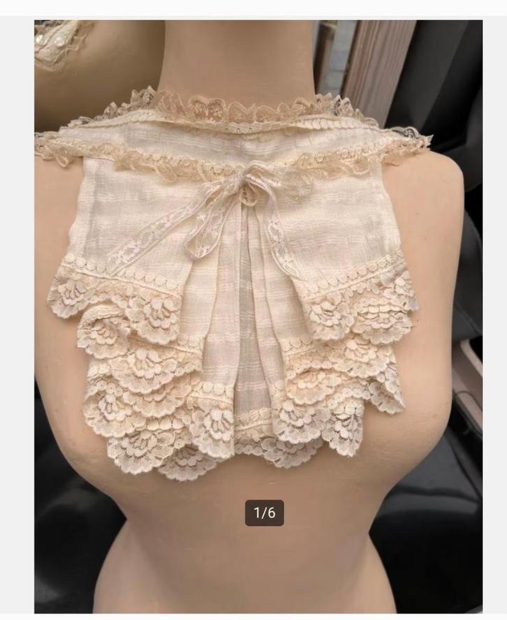 Jabot met Kant, 20 cm met parelmoer knoopjes creme gebr.wit, Antiek en Kunst, Curiosa en Brocante, Ophalen of Verzenden