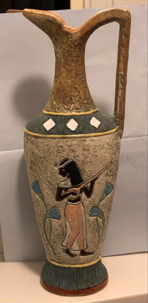 Vintage Italiaans keramiek karaf Egyptisch motief, Huis en Inrichting, Woonaccessoires | Vazen, Gebruikt, Overige kleuren, 50 tot 75 cm