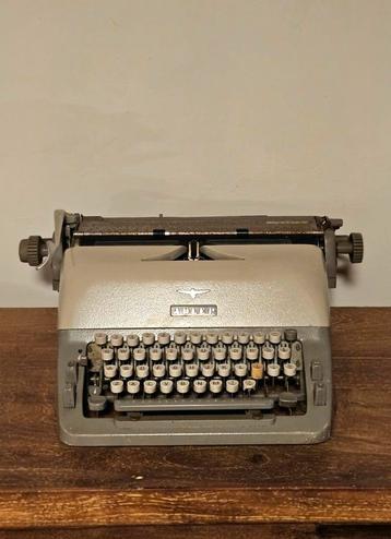 Vintage Adler typemachine beschikbaar voor biedingen