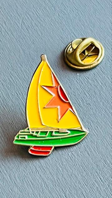 Zeilbootje pin zeilboot beschikbaar voor biedingen