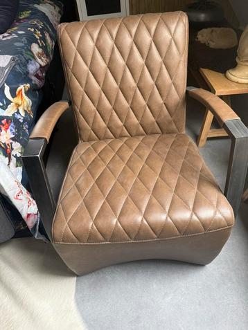 Luxe fauteuil met armleuningen beschikbaar voor biedingen