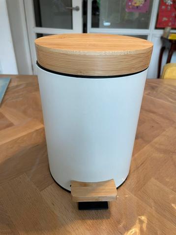 Klein prullenbakje met soft close beschikbaar voor biedingen