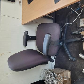 Bureaustoel beschikbaar voor biedingen