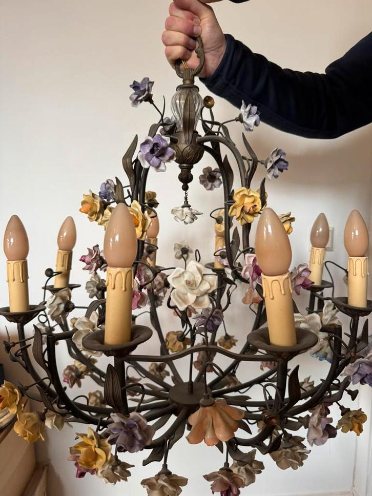 Kroonluchter met porceleinen roosjes (handgrmaakt), Huis en Inrichting, Lampen | Kroonluchters, Gebruikt, Metaal, Ophalen