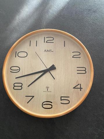 AMS houten wandklok met quartz-uurwerk (radio-controlled) beschikbaar voor biedingen