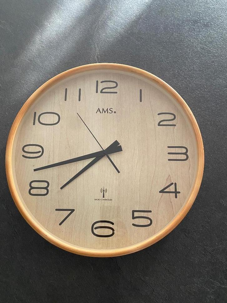 AMS houten wandklok met quartz-uurwerk (radio-controlled), Huis en Inrichting, Woonaccessoires | Klokken, Zo goed als nieuw, Wandklok