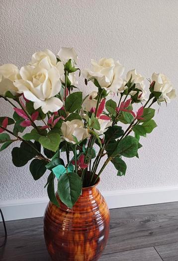 Bloempot met kunstbloemen