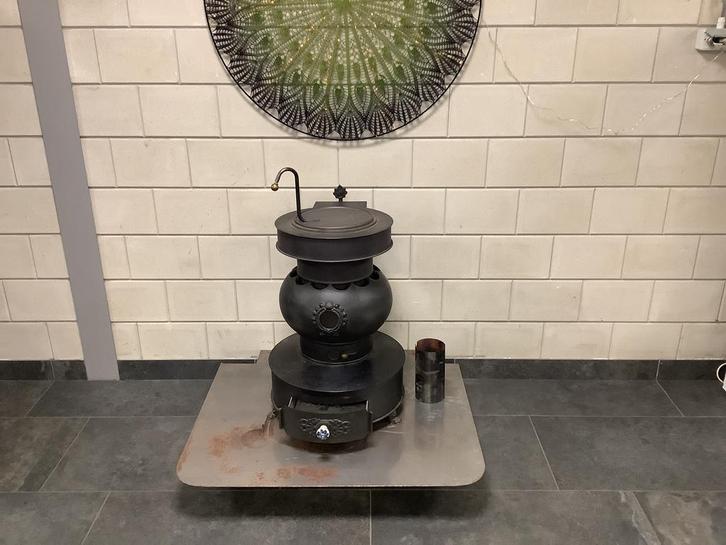 Ouderwetse bol kachel voor binnen en buiten. Mooie kachel !, Huis en Inrichting, Kachels, Zo goed als nieuw, Houtkachel, Hout