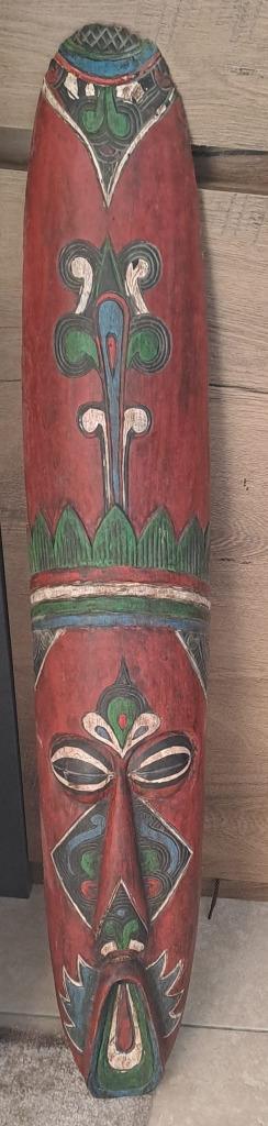 Langwerpig Afrikaans masker 96cm bij 16cm. Aan de achterkant beschikbaar voor biedingen